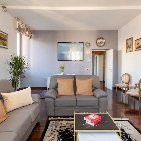 Stunning Center Rome Apartment-2